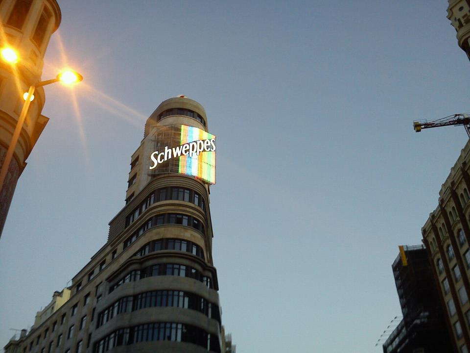 Edifício com o letreito da Schweppes em Callao é o ponto inicial do roteiro de compras