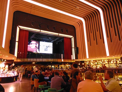 Platea: luz, telão e comida!