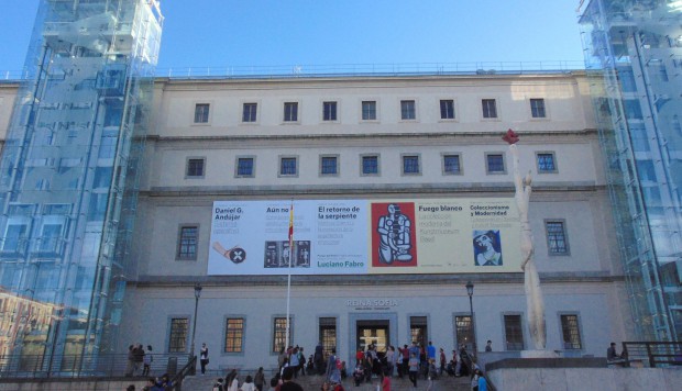 Entrada principal do Reina Sofía, com os famosos elevadores panorâmicos e a obra de MIró, à esquerda