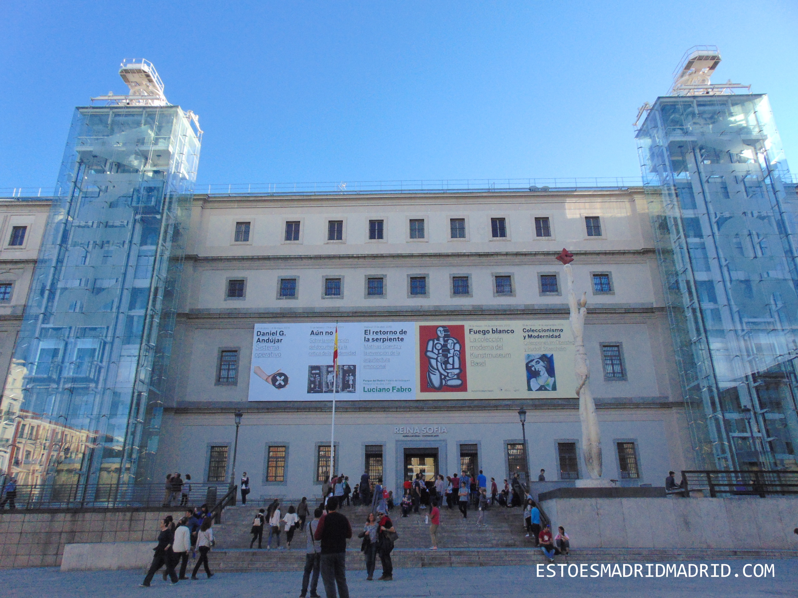 Entrada principal do Reina Sofía, com os famosos elevadores panorâmicos e a obra de MIró, à esquerda