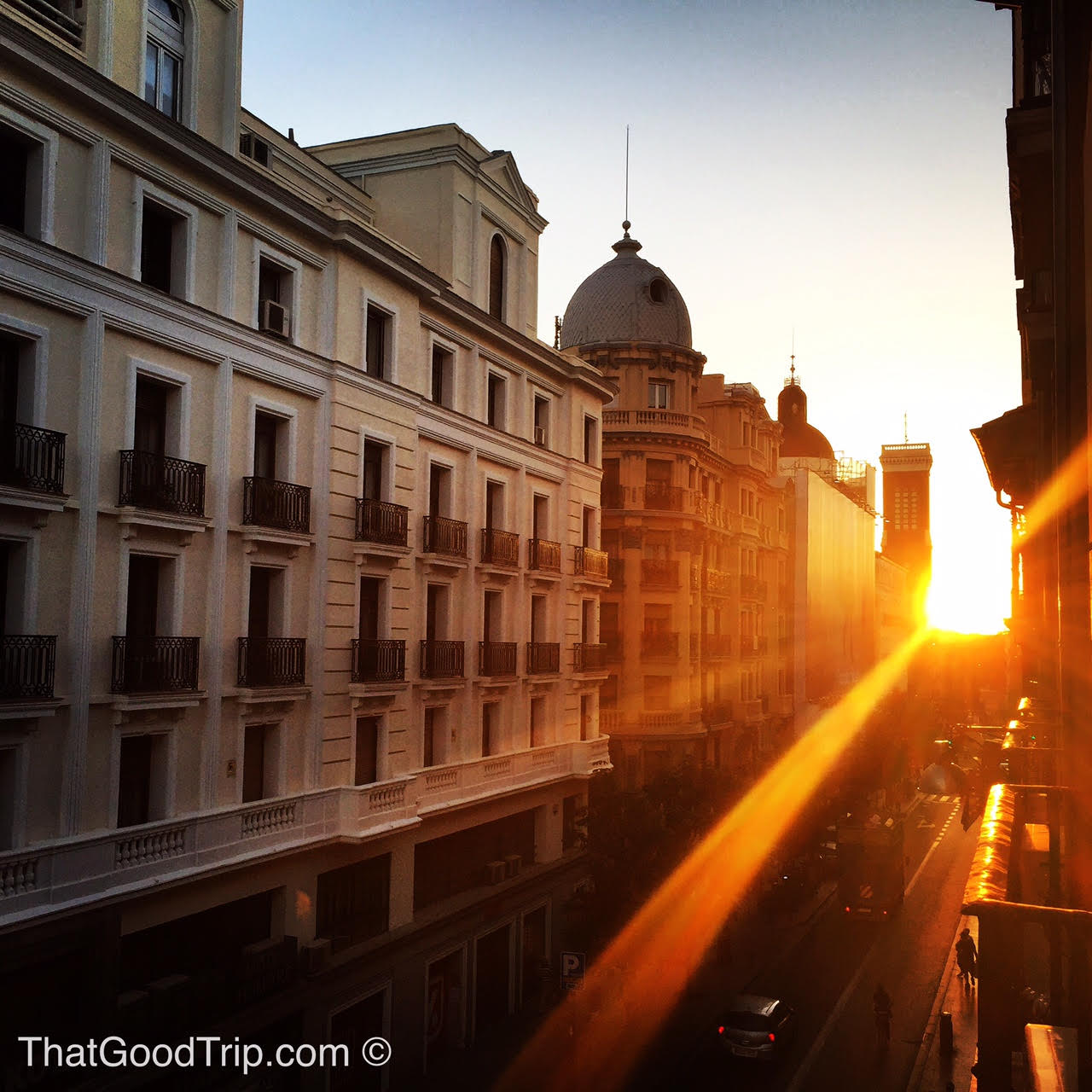 O pôr do sol visto da janela do apto da Suzana, na Calle Atocha