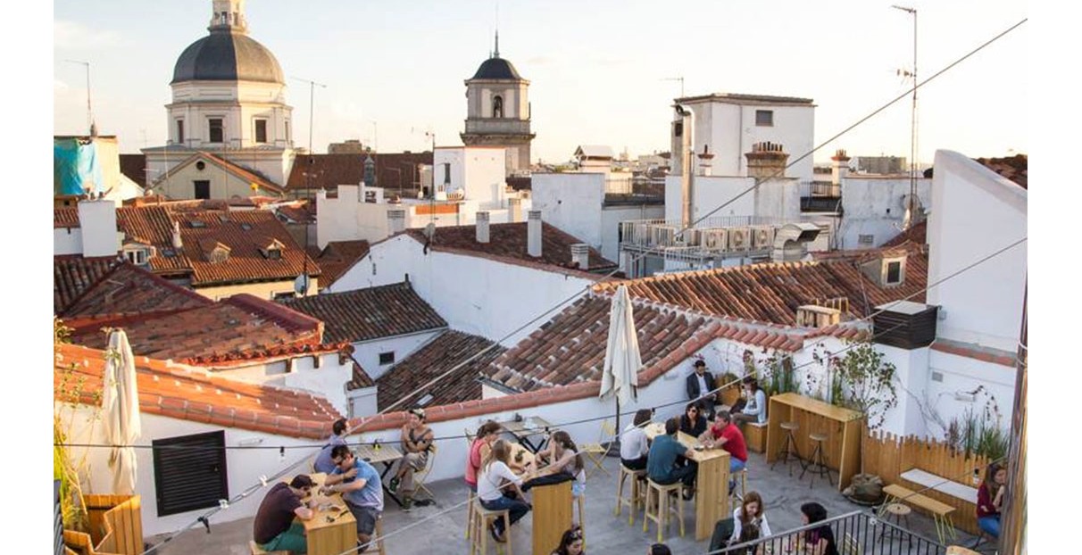 O incrível terraço do disputado hostel The Hat, no centro de Madrid