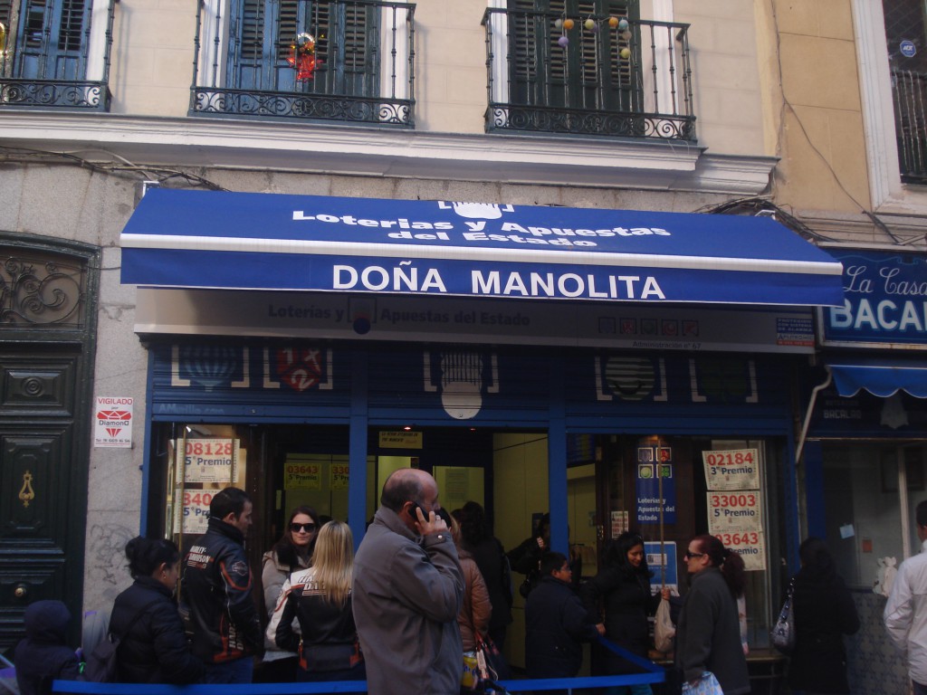 Fila para comprar a loteria de Natal em uma lotérica tradicional de Callao